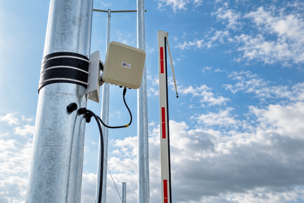 Schranke auf für Berechtigte: So automatisiert UHF RFID die Zufahrt