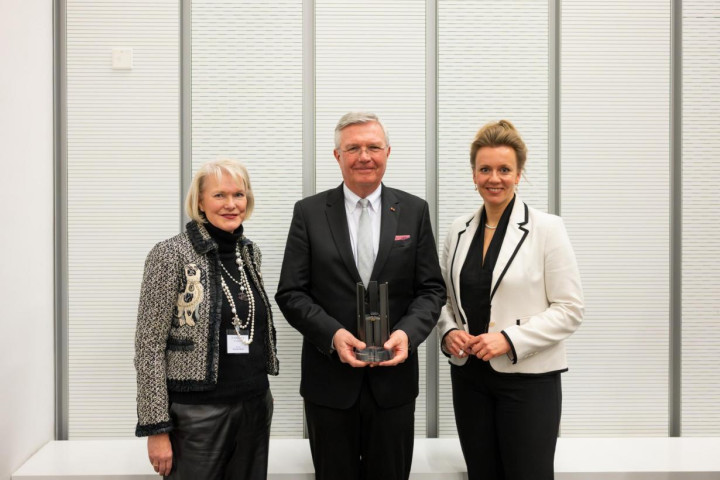 Fraunhofer IML und Prof. Michael ten Hompel erhalten Dortmunder Dialogpreis 2024