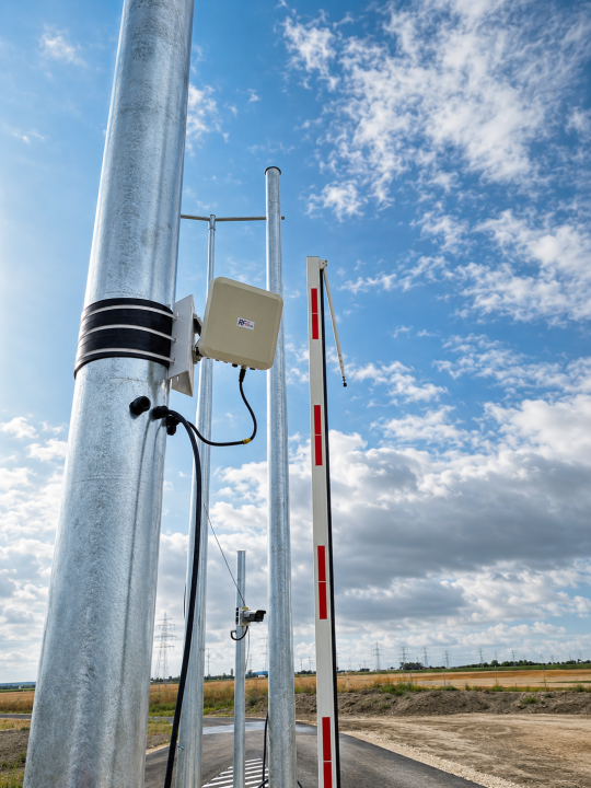 Schranke auf für Berechtigte: So automatisiert UHF RFID die Zufahrt