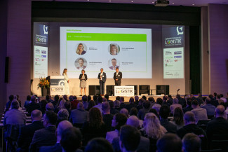 Mit rund 900 Ausstellern aus nahezu 30 Ländern, 550 Speakern und einem umfangreichen Kongressprogramm unterstreicht die DMEA erneut ihre Rolle als zentrale Plattform für die digitale Transformation des Gesundheitswesens. Die DMEA 2026 setzte klare inhaltliche Schwerpunkte auf die drängenden Themen der Branche: Künstliche Intelligenz im Gesundheitswesen, digitale Patientenversorgung und Patient Empowerment, Interoperabilität und der Europäische Gesundheitsdatenraum (EHDS), Telemedizin sowie Cybersecurity. Di